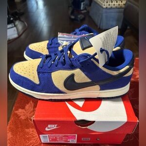 This is a men’s nine Nike dunk low. LX brand new.